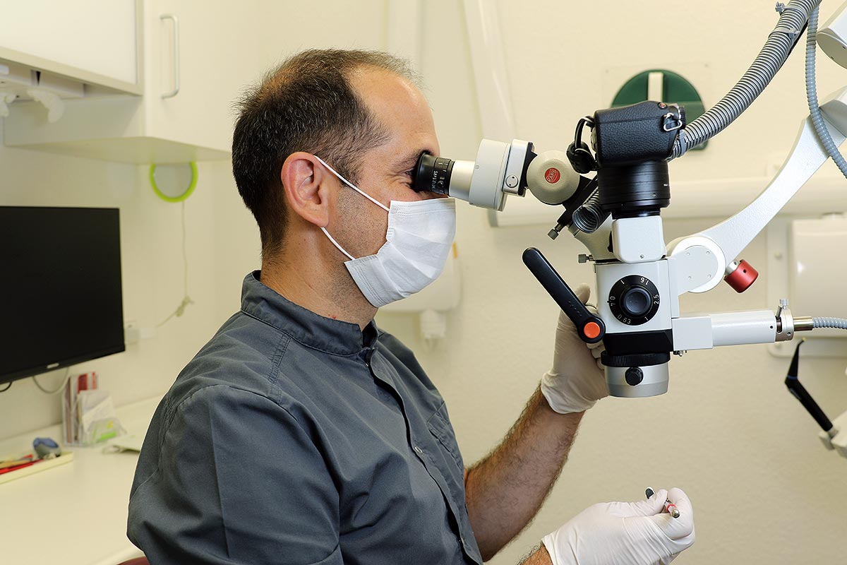 Zahnarzt Andreas Brauer am Dentalmikroskop (Foto: Andreas Brauer)